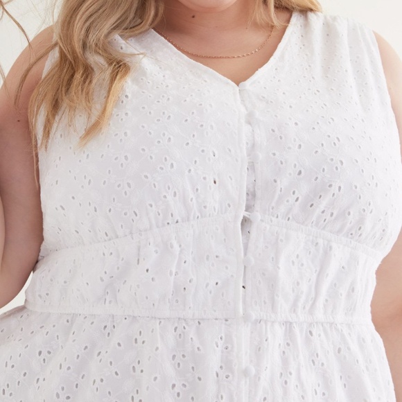 Perfect Plus-size Summer Dress: Sleeveless Eyelet Button-Down Dress - Picture 5 of 6